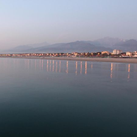 Hotel Azzurra مارينا دي بييتراسانْت المظهر الخارجي الصورة