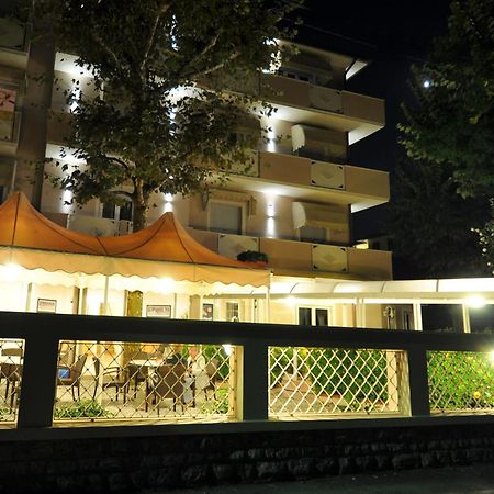 Hotel Azzurra مارينا دي بييتراسانْت المظهر الخارجي الصورة