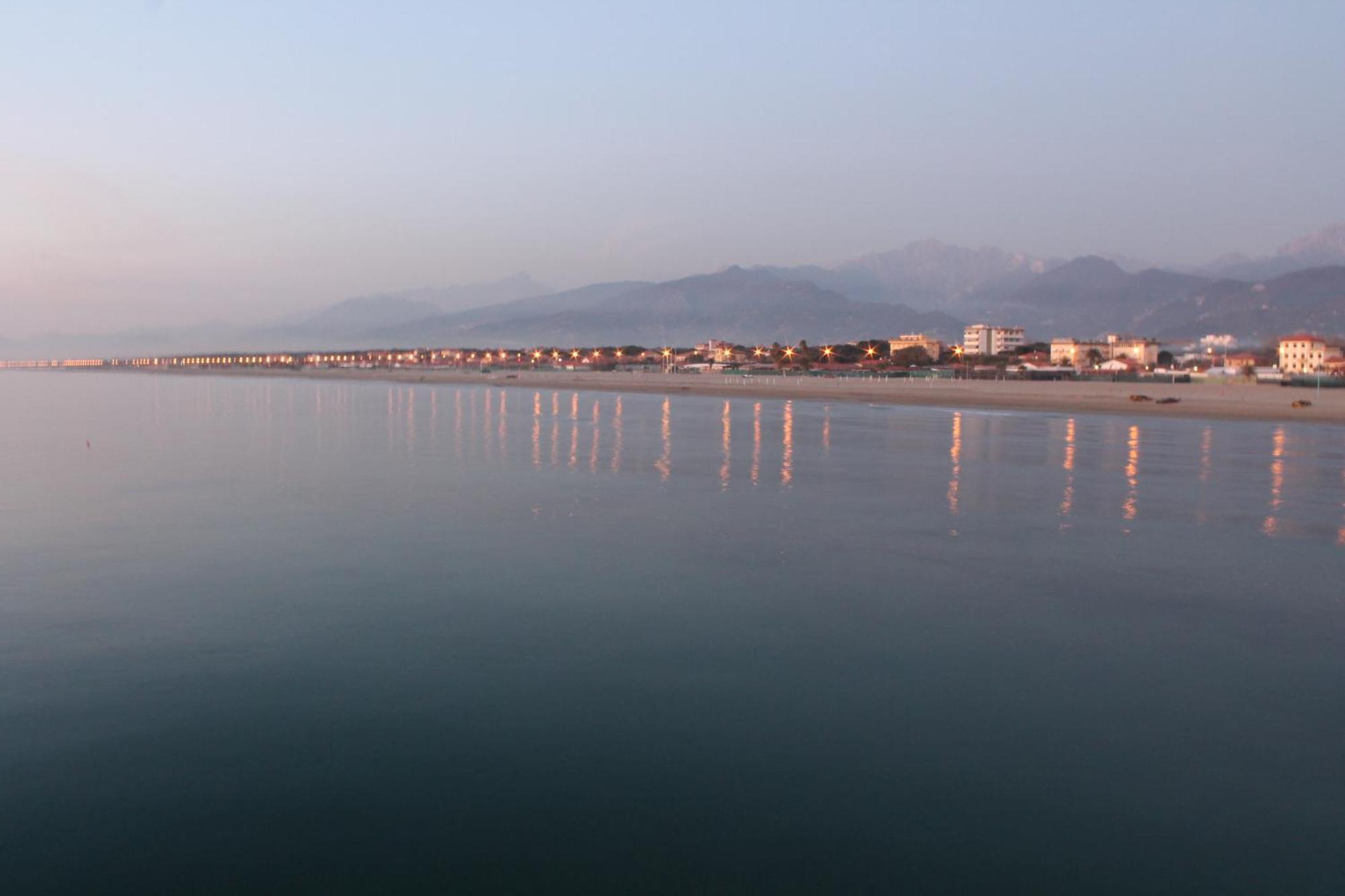 Hotel Azzurra مارينا دي بييتراسانْت المظهر الخارجي الصورة