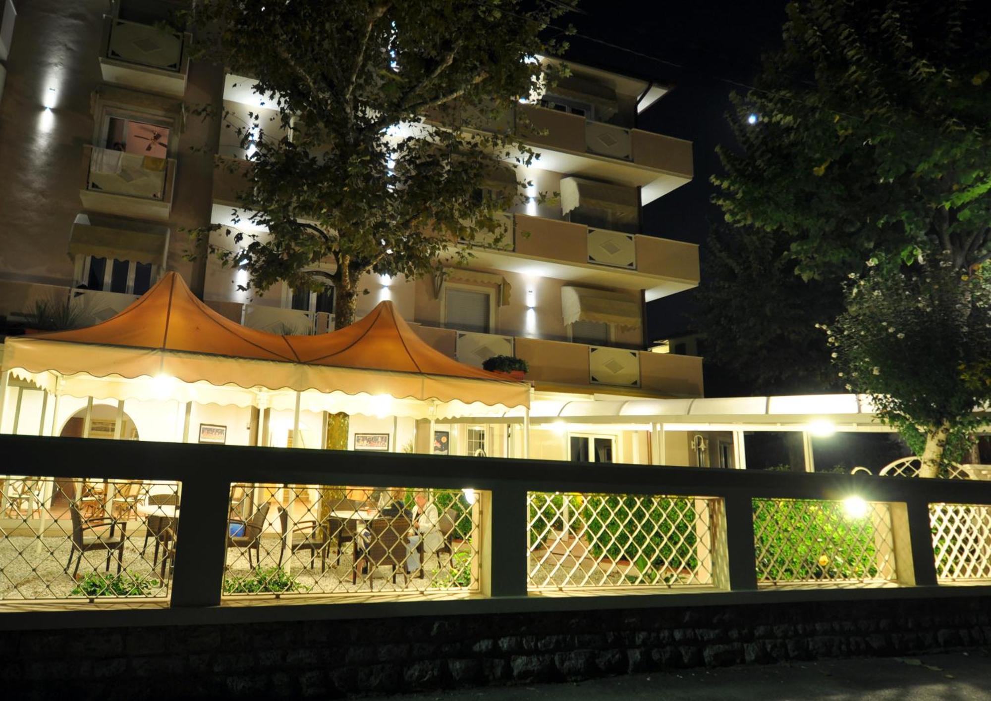 Hotel Azzurra مارينا دي بييتراسانْت المظهر الخارجي الصورة