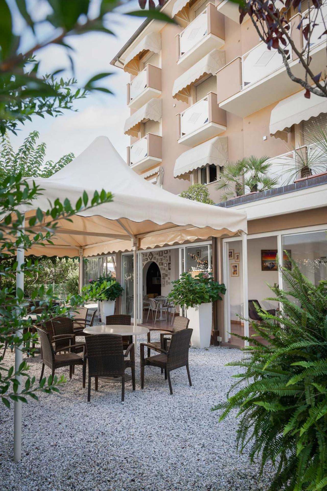 Hotel Azzurra مارينا دي بييتراسانْت المظهر الخارجي الصورة