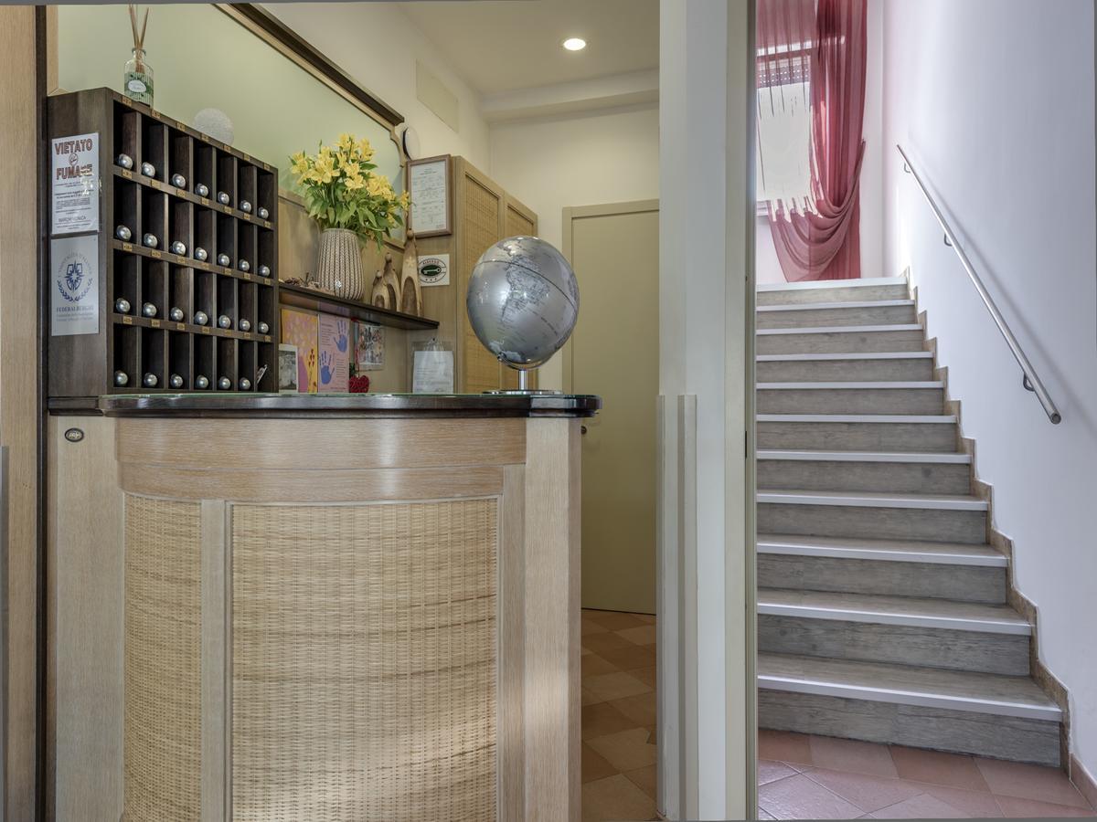 Hotel Azzurra مارينا دي بييتراسانْت المظهر الخارجي الصورة